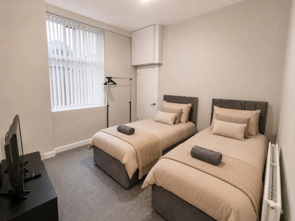 4 Bed Modernised, Free Parking, Near City Centre Apartment in Glasgow