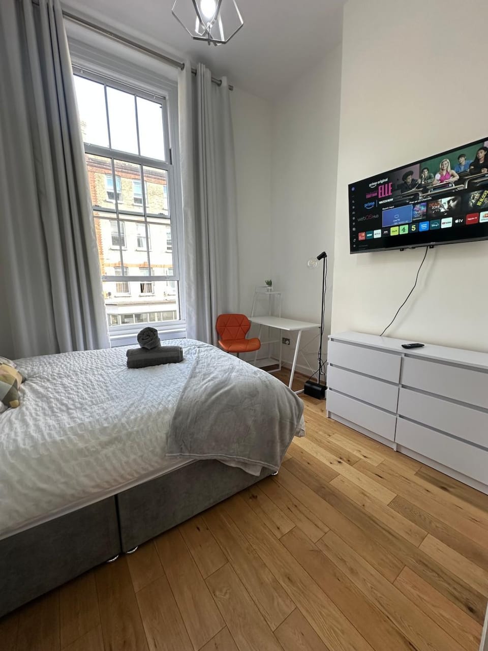 Bed, TV and multimedia, Photo of the whole room, Bedroom