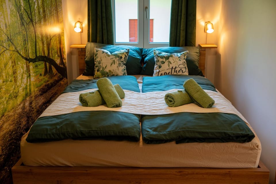 Bed, Bedroom, towels