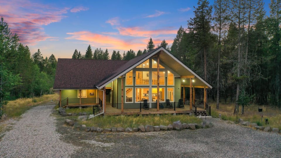 Grandpas Cabin - Sleeps 22, Near Yellowstone, Hot Tub, Family Friendly Cabin in Idaho