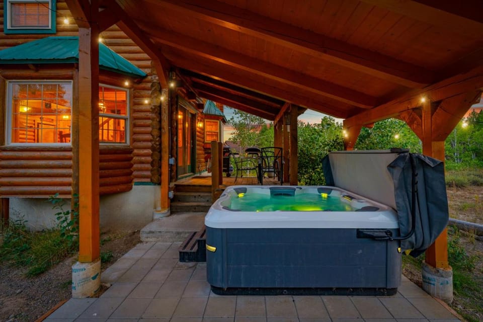 Shooting Star Lodge - Game Room, Yellowstone, Hot Tub, Fire Pit House in Island Park