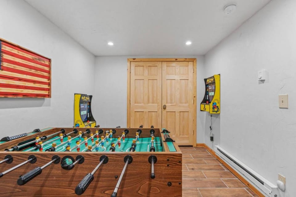 Shooting Star Lodge - Game Room, Yellowstone, Hot Tub, Fire Pit House in Island Park