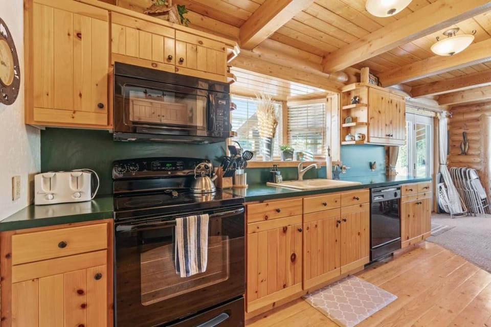Shooting Star Lodge - Game Room, Yellowstone, Hot Tub, Fire Pit House in Island Park