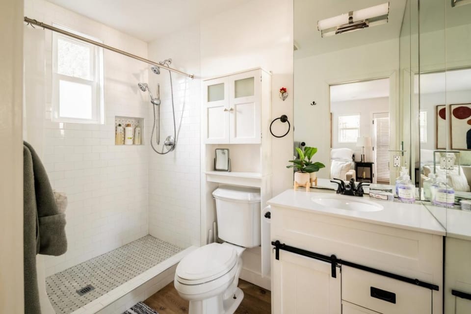 Garden retreat in beloved Tujunga Village House in Toluca Lake