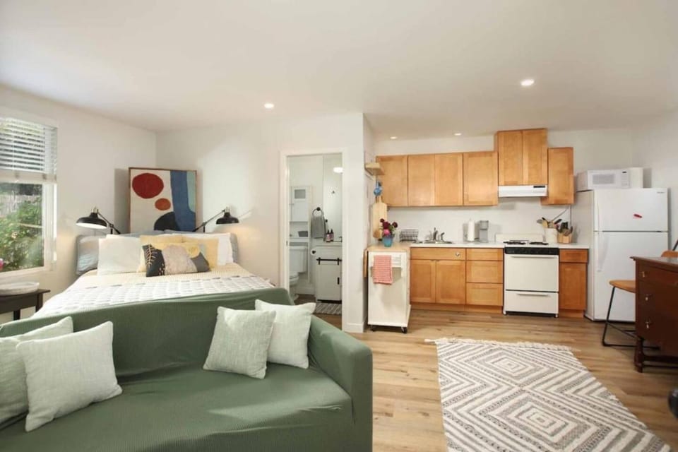 Garden retreat in beloved Tujunga Village House in Toluca Lake