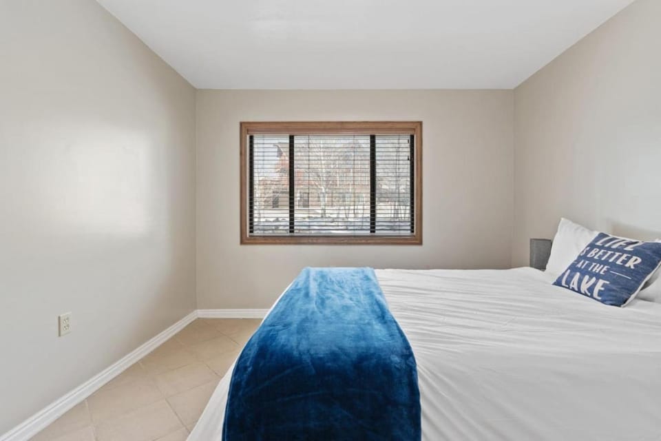 Lakeview Manor - Sleeps 50, Amazing Views, Hot Tub, Sauna and More House in Garden City