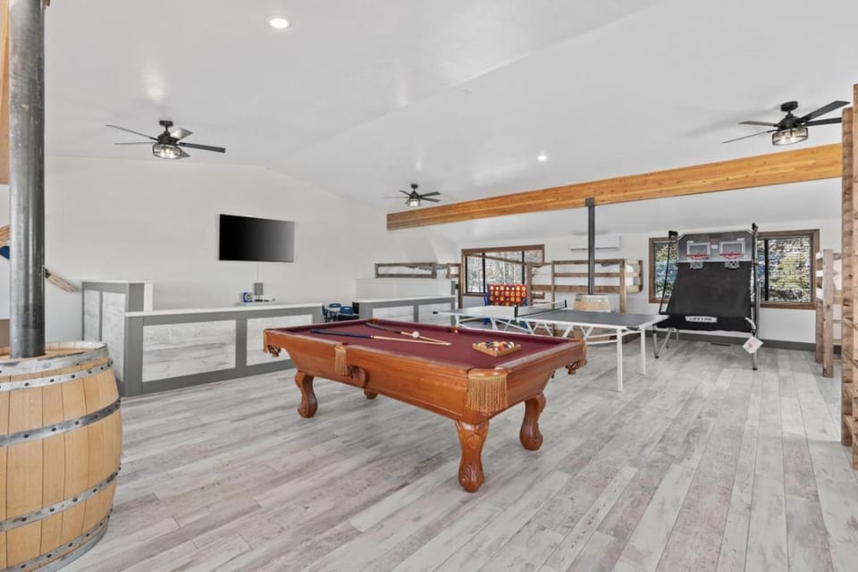 Lakeview Manor - Sleeps 50, Amazing Views, Hot Tub, Sauna and More House in Garden City
