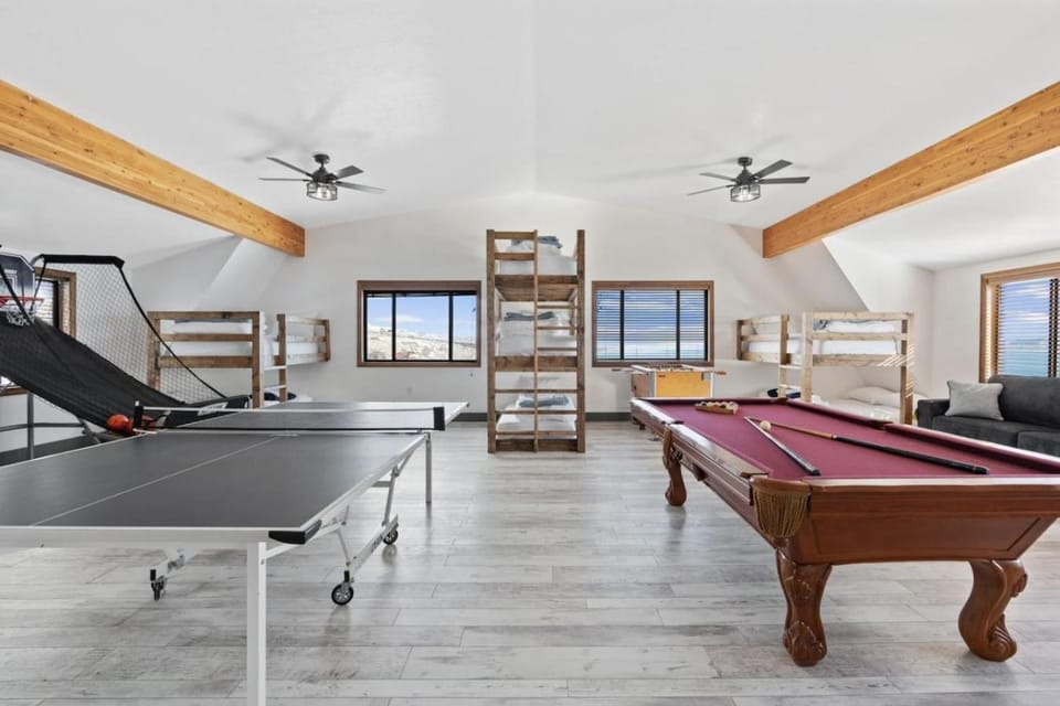 Lakeview Manor - Sleeps 50, Amazing Views, Hot Tub, Sauna and More House in Garden City