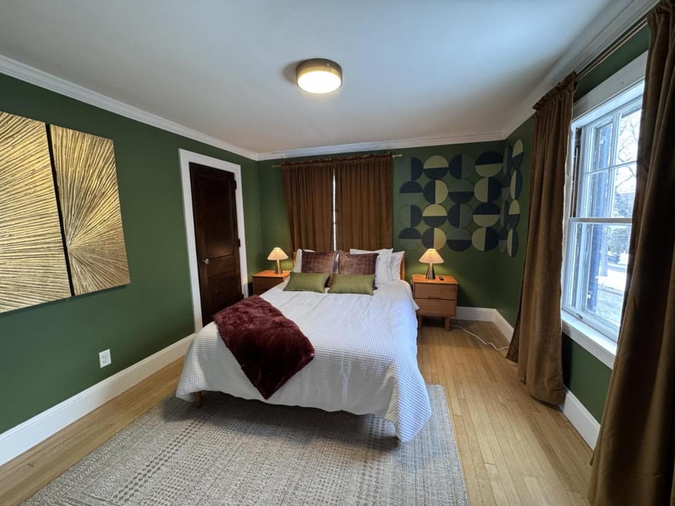 Cozy Colonial Home Hot tub, Game Room ,Home Theatre,Karaoke House in Framingham