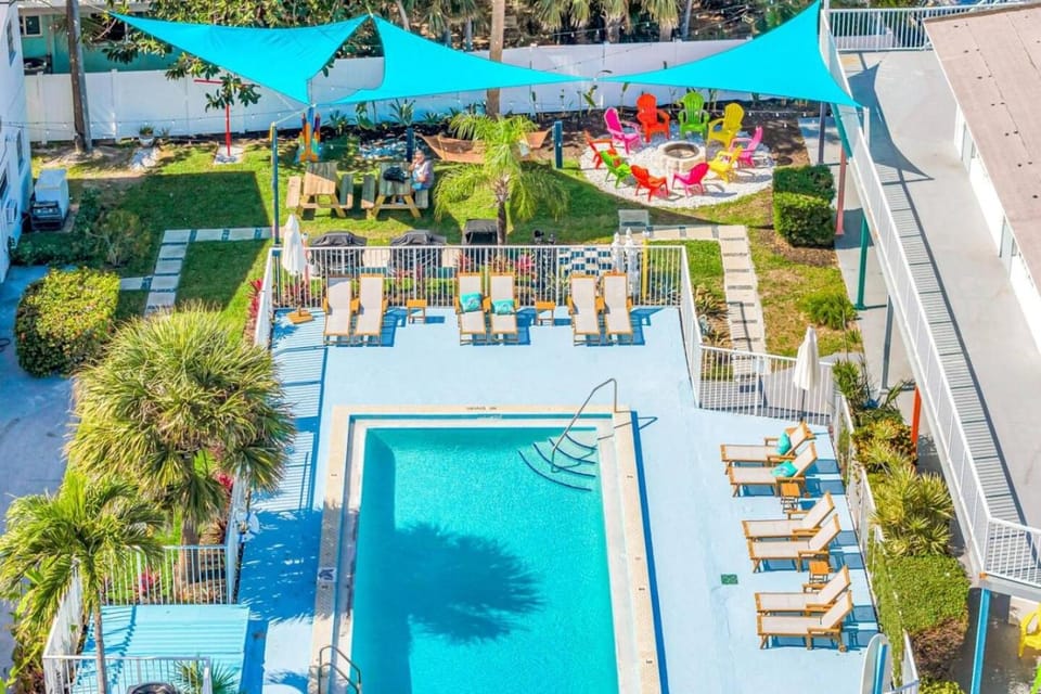 Hawksbill 202- Beachfront Studio with pool Apartment in Lauderdale-by-the-Sea