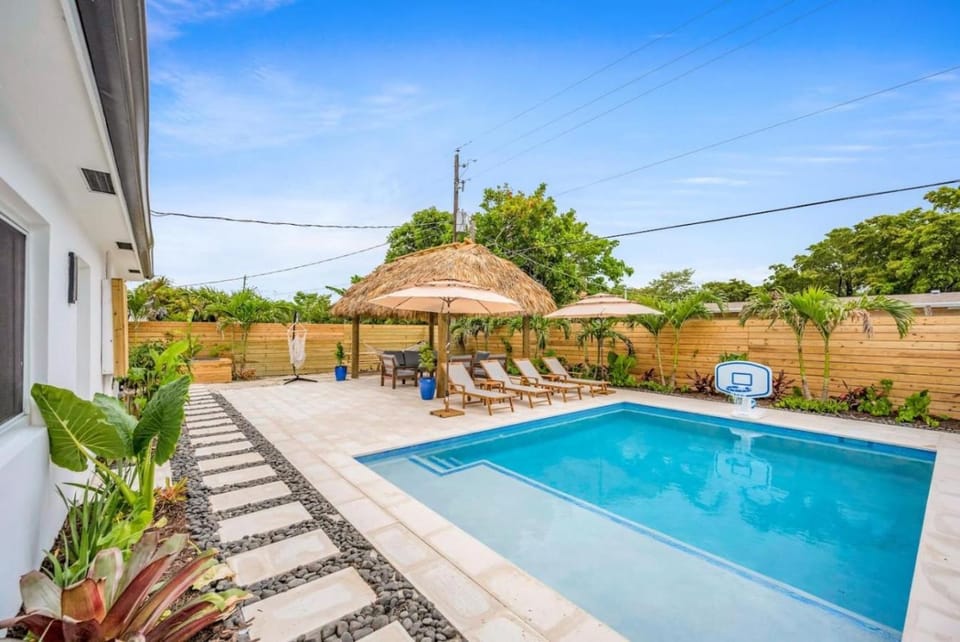 Island Vibes Retreat, Pool, Tiki and Cold Plunge House in Lauderhill