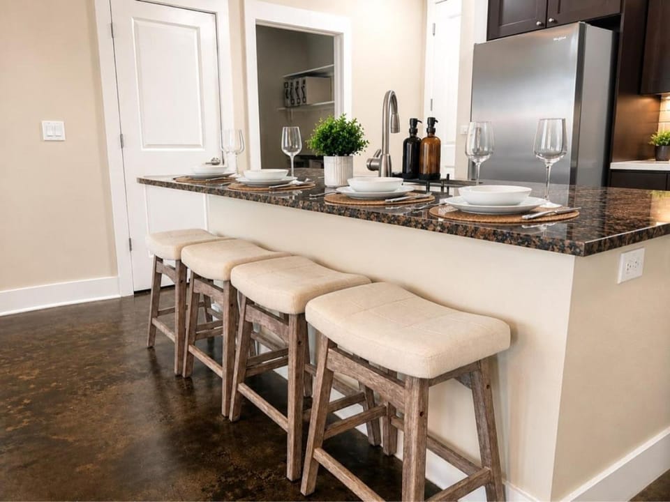 Dallas Fort Worth CrewReady 2BR I Pool Gym Irving Apartment in Irving