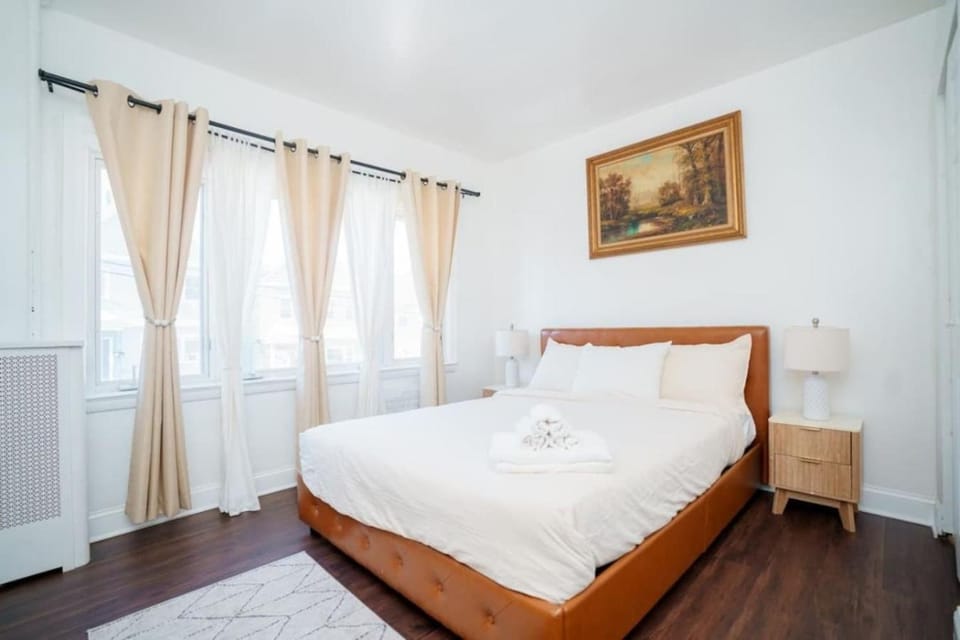 Pet Friendly Free Parking Trains and Buses House in Secaucus