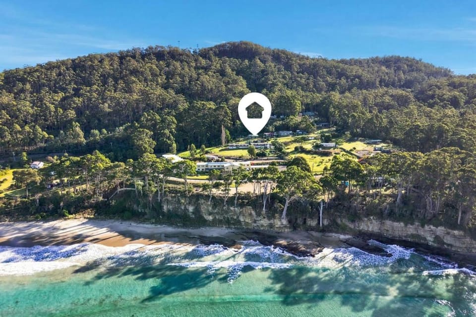 Coastal 2BR Escape, Steps to Beach, Dining and Bar House in Eaglehawk Neck
