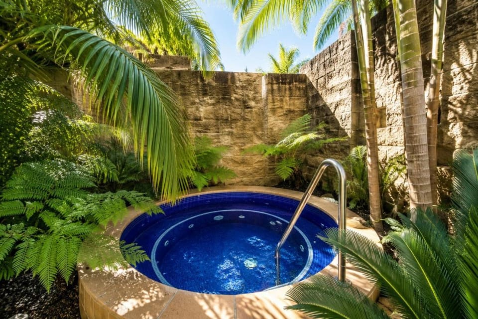 Natural landscape, Hot Tub, Spa and wellness centre/facilities, Garden view, Pool view, Swimming pool