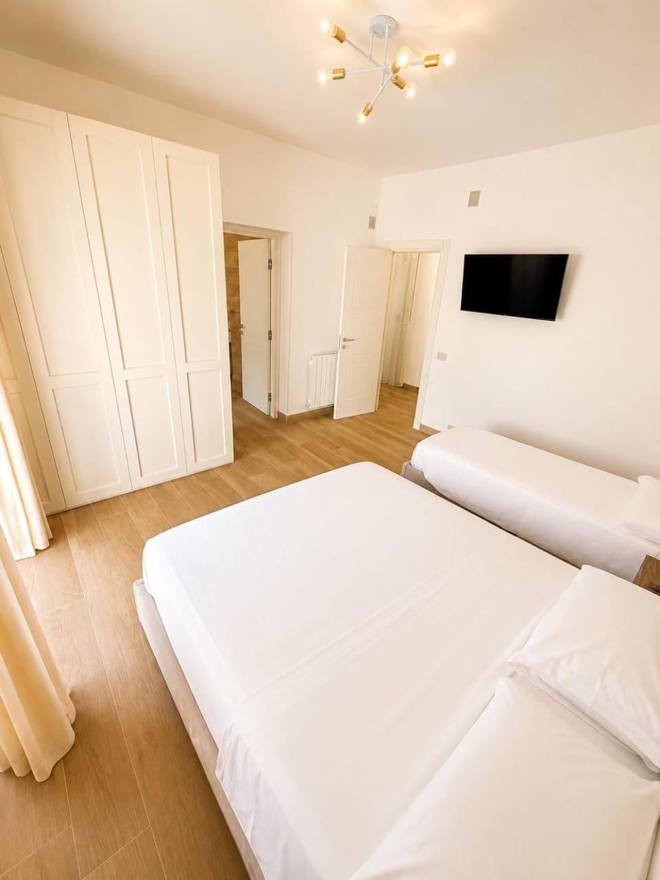 Bed, TV and multimedia, Photo of the whole room, Evening entertainment, Bedroom, wardrobe
