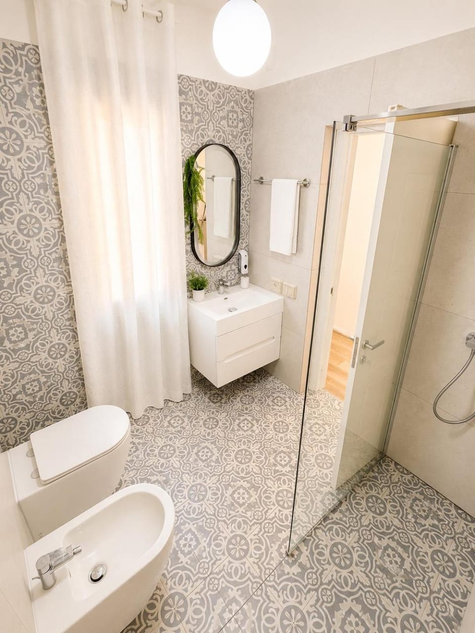 Shower, Toilet, Bathroom, towels
