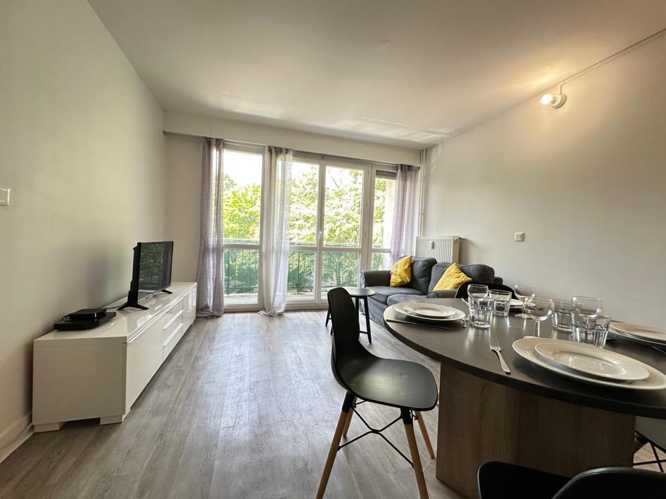 Communal lounge/ TV room, TV and multimedia, Living room, Seating area, Dining area