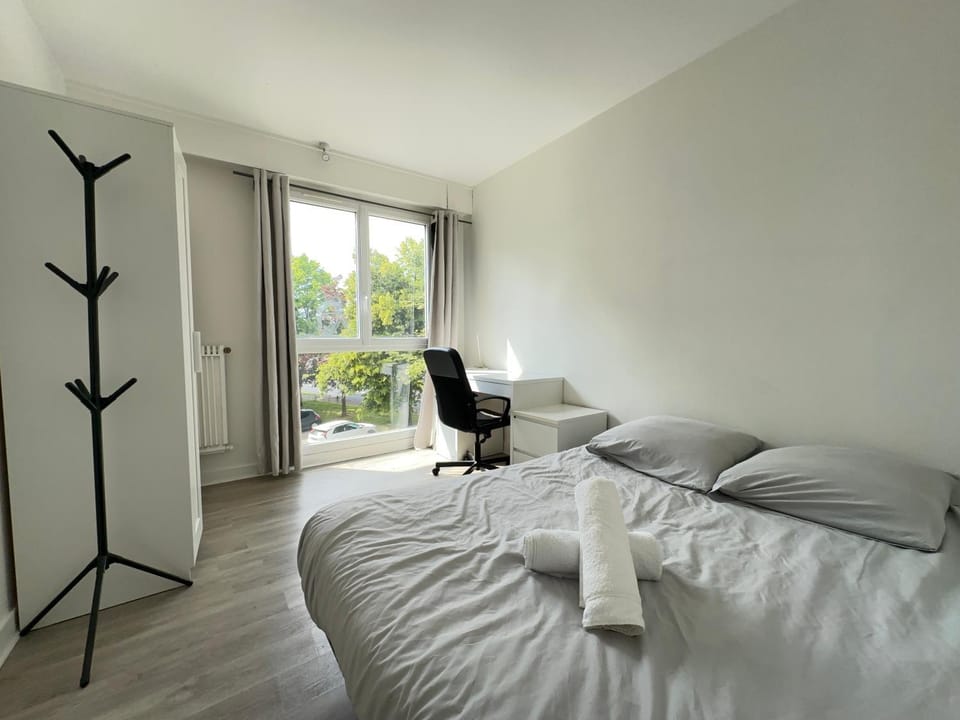 Bed, Photo of the whole room, Seating area, Bedroom, towels