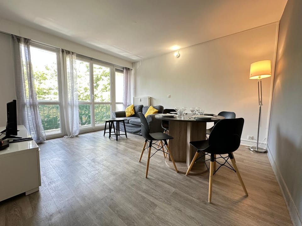 TV and multimedia, Living room, Seating area, Dining area