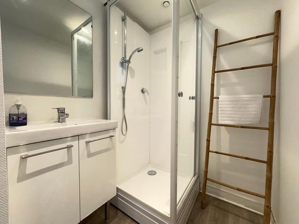 Shower, towels