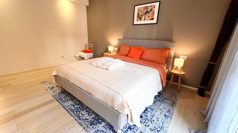 Photo of the whole room, Bedroom