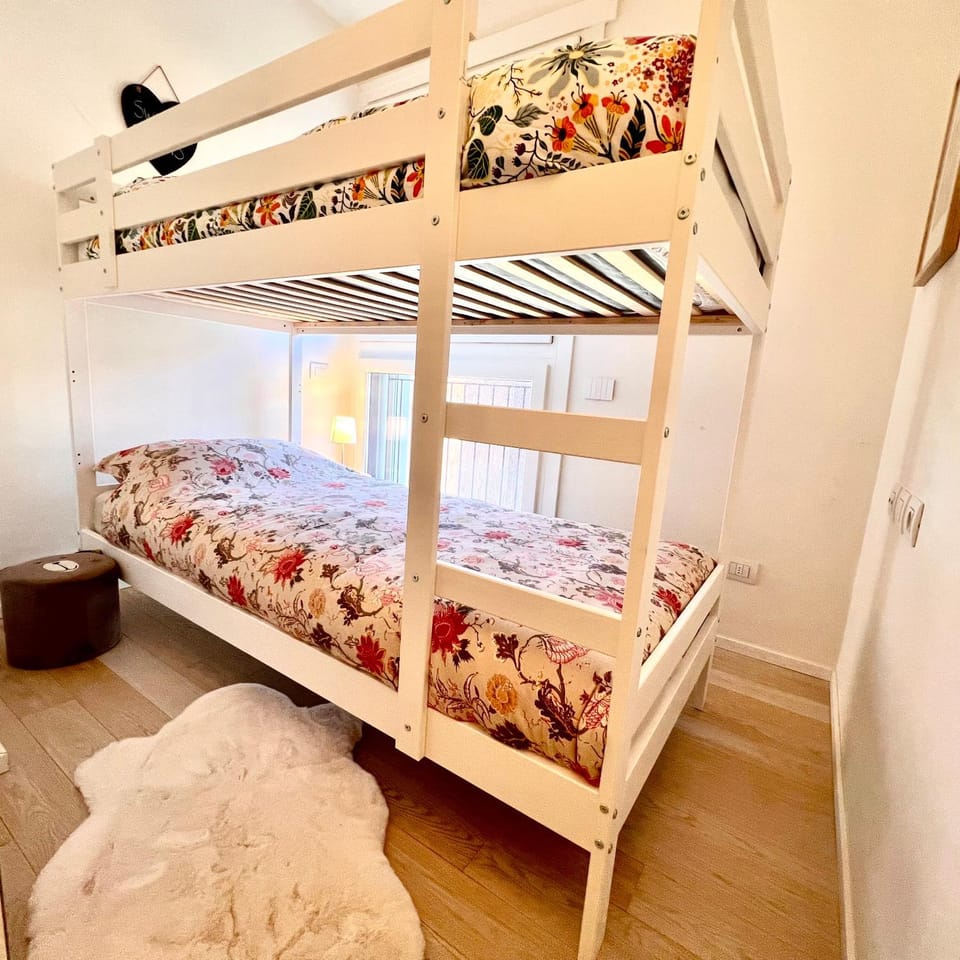Bedroom, bunk bed