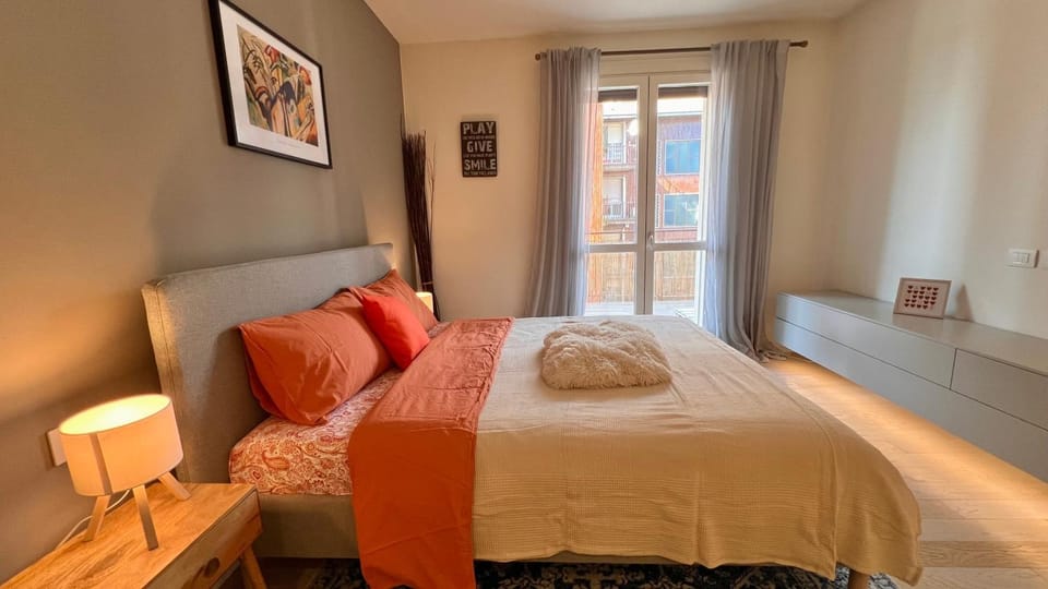 Photo of the whole room, Bedroom