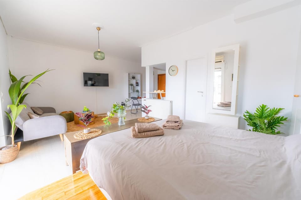Bed, TV and multimedia, Living room, Seating area, Bedroom, towels