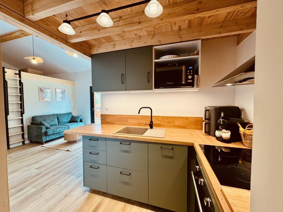 Coffee/tea facilities, dishwasher, microwave, oven, stove, toaster, washing machine, kitchen