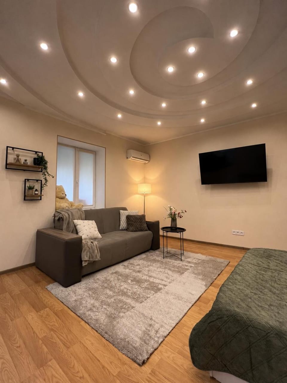TV and multimedia, Living room, Seating area, Bedroom
