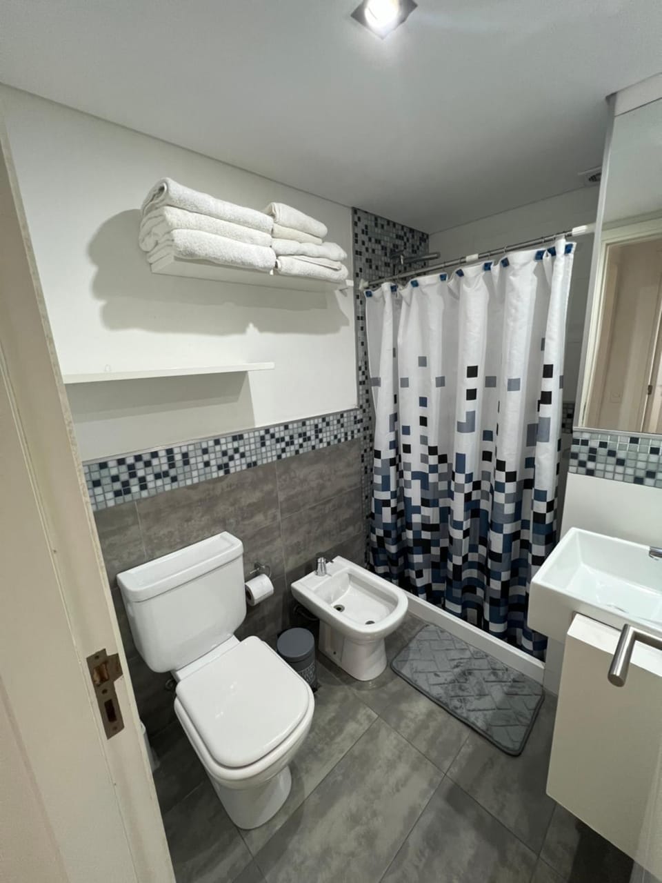 Shower, Toilet, Bathroom, bidet, towels