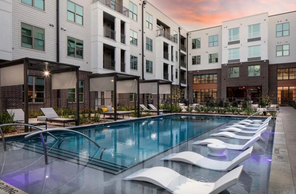 Heights Haven w Pool, Gym & Pet Spa Apartment in Harris County