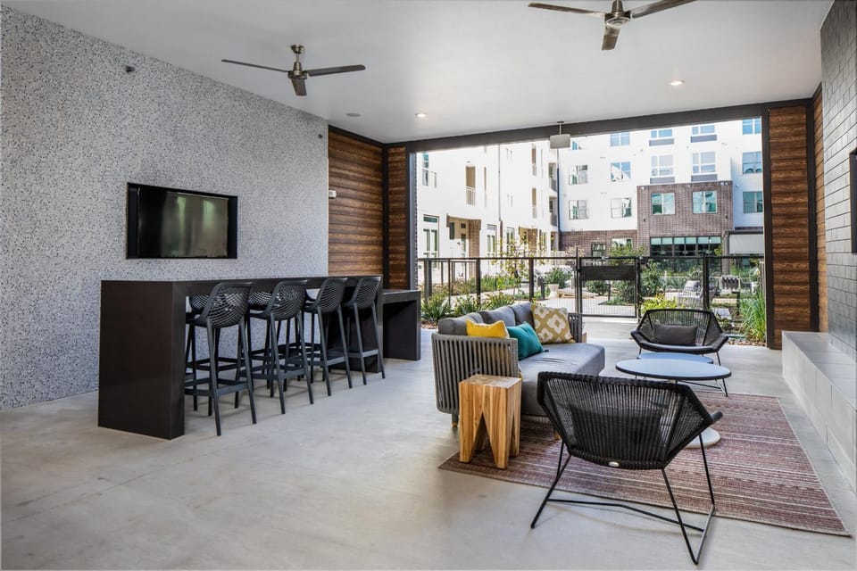 Heights Haven w Pool, Gym & Pet Spa Apartment in Harris County