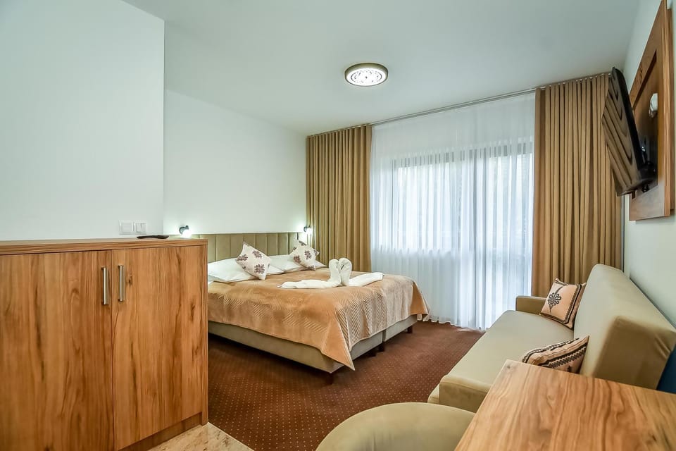 Bed, TV and multimedia, Photo of the whole room, Seating area, Bedroom, towels