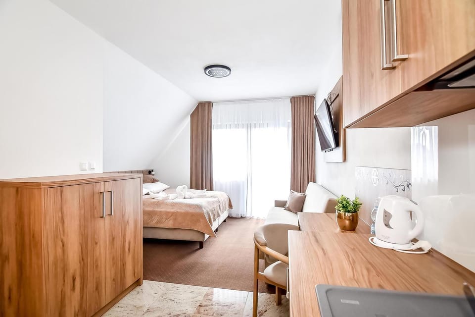 Bed, TV and multimedia, Kitchen or kitchenette, Photo of the whole room, Seating area, towels, wardrobe
