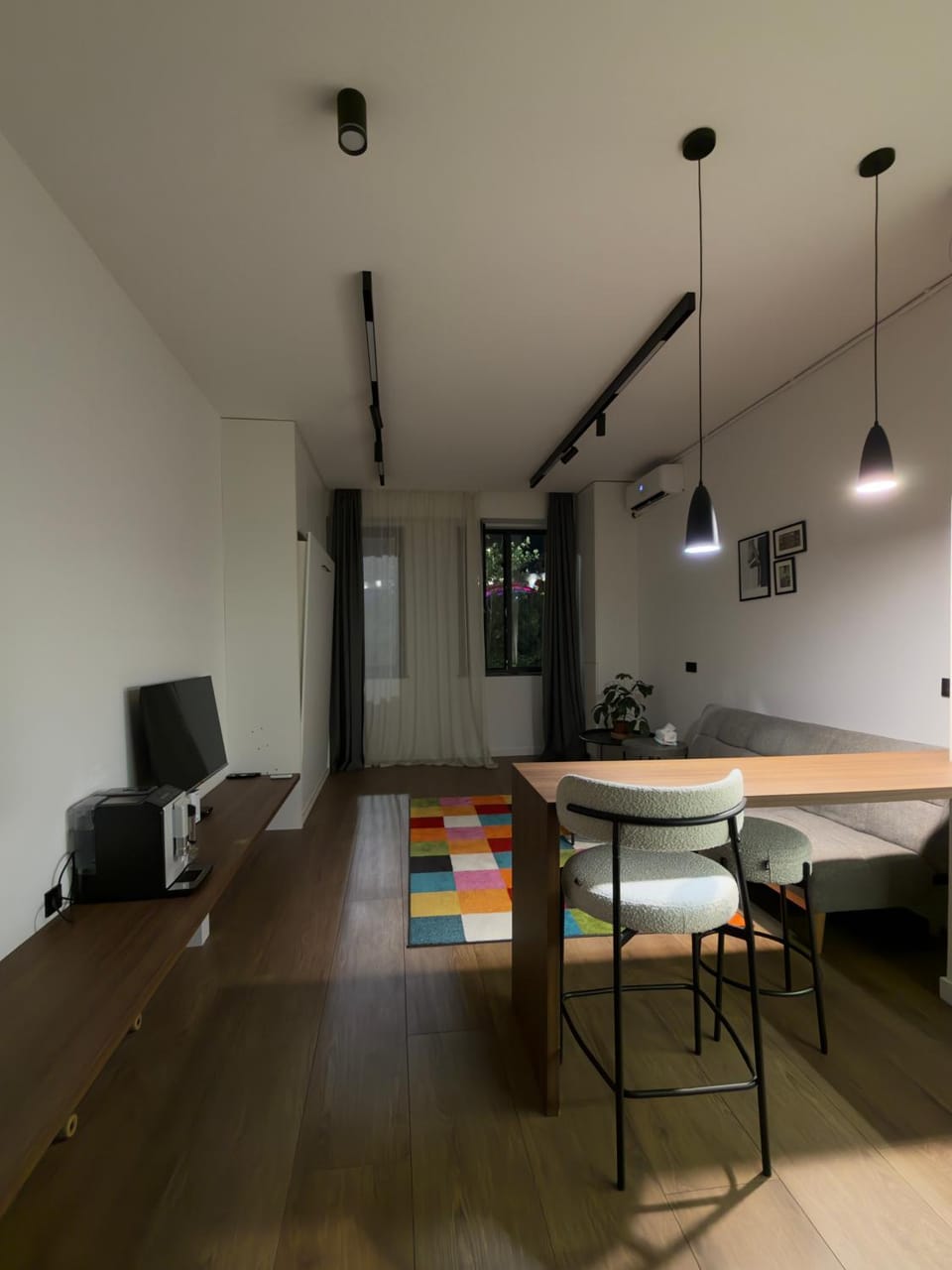 TV and multimedia, Kitchen or kitchenette, Living room, Seating area, Dining area