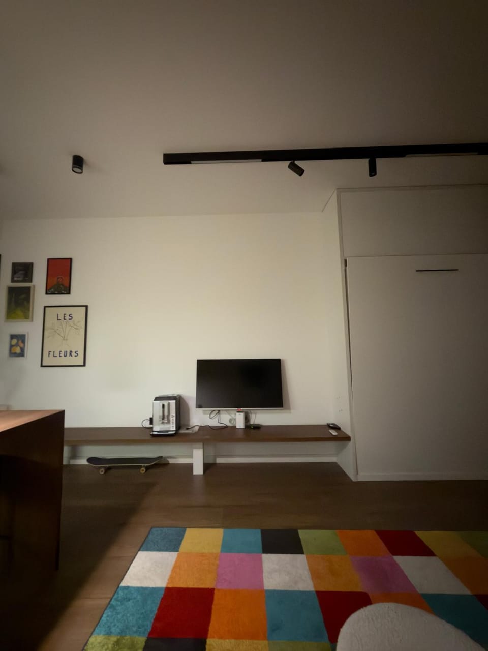 Bed, TV and multimedia, Photo of the whole room