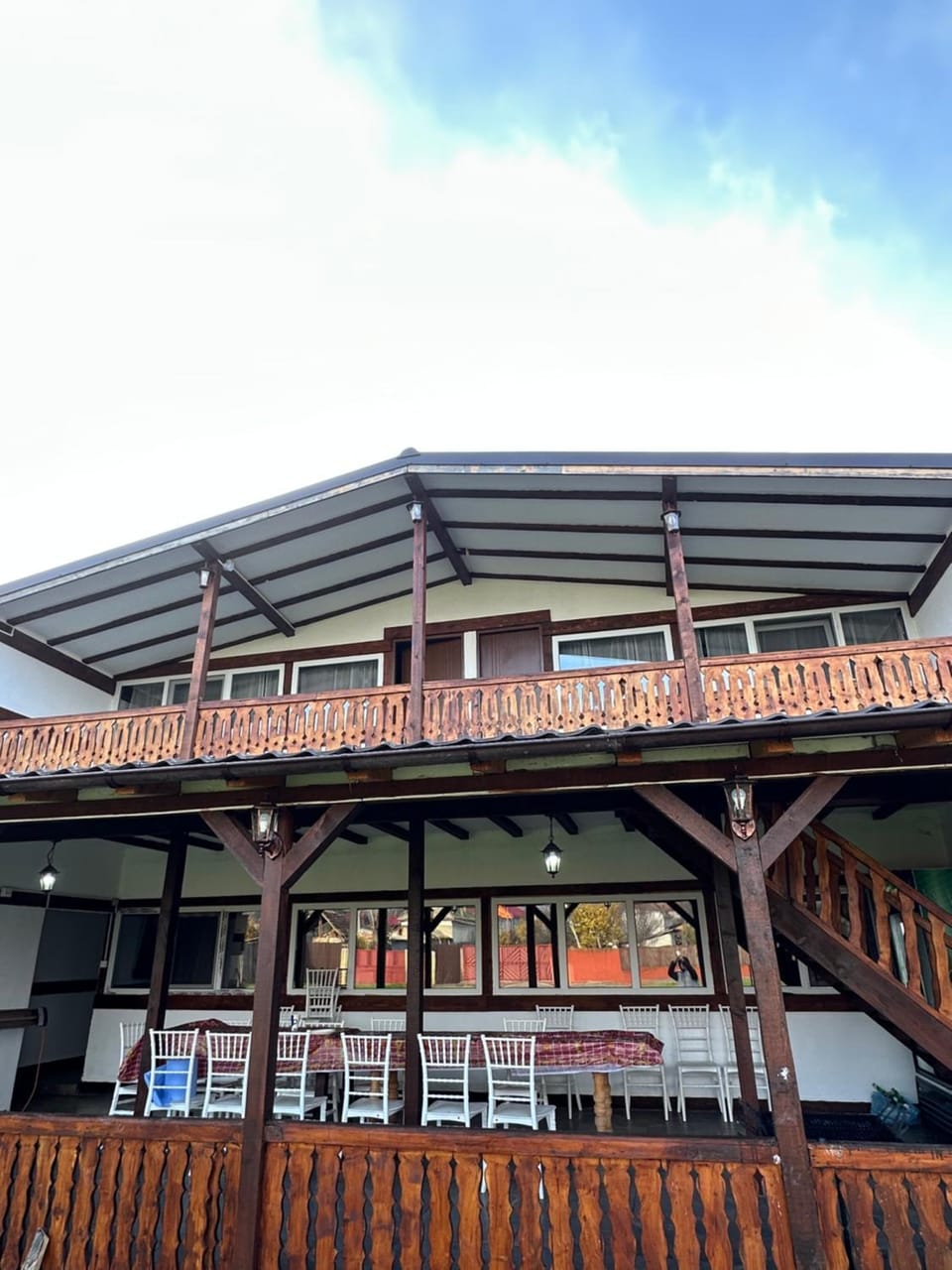 Property building, Day, Balcony/Terrace
