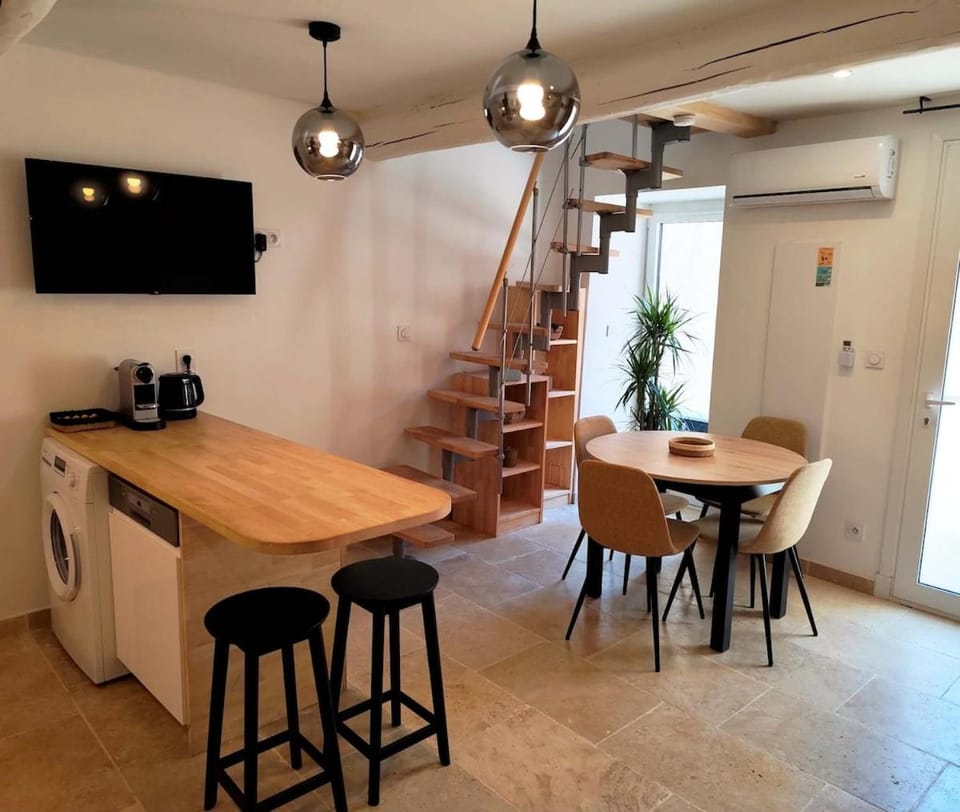 Coffee/tea facilities, Dining area