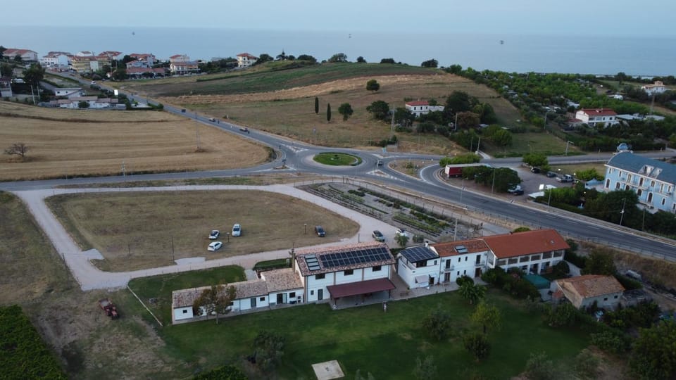 Property building, Day, Neighbourhood, Natural landscape, Bird's eye view, Sea view, Street view, Location, Parking