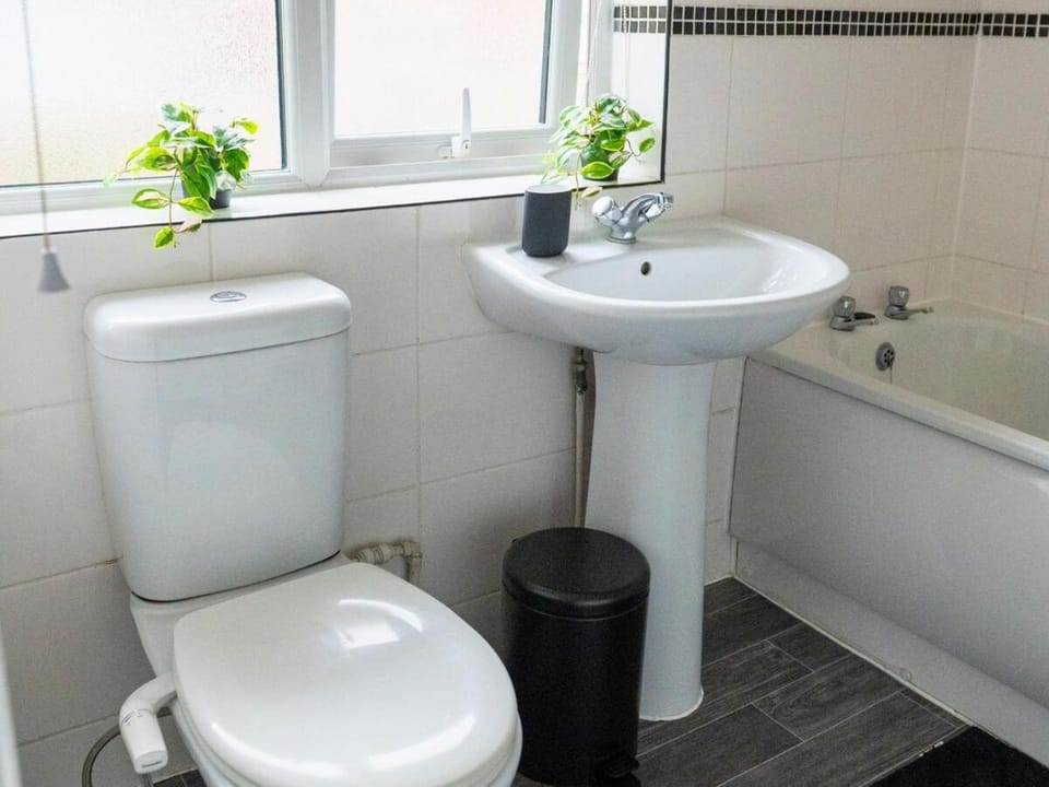 Three Bedroom House by Brookland Stays Serviced Accommodation & Short Lets in Nottingham with Free WiFi House in Nottingham