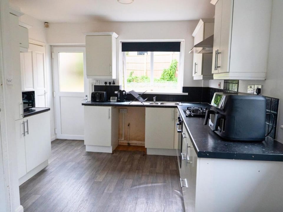 Three Bedroom House by Brookland Stays Serviced Accommodation & Short Lets in Nottingham with Free WiFi House in Nottingham
