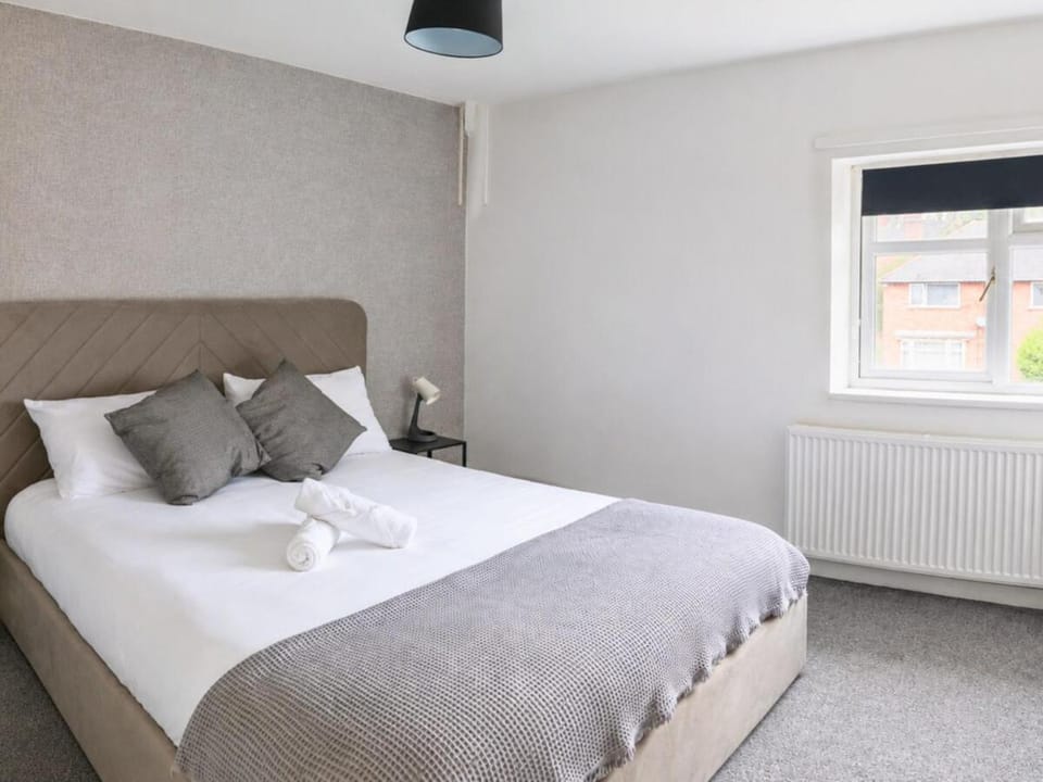 Three Bedroom House by Brookland Stays Serviced Accommodation & Short Lets in Nottingham with Free WiFi House in Nottingham