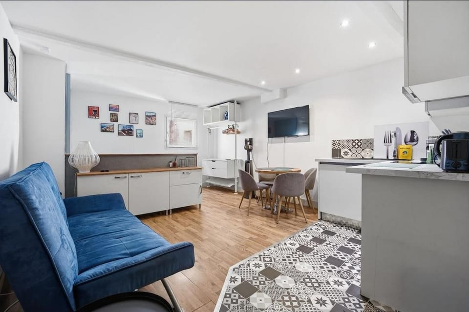 TV and multimedia, Coffee/tea facilities, Kitchen or kitchenette, Seating area, Dining area