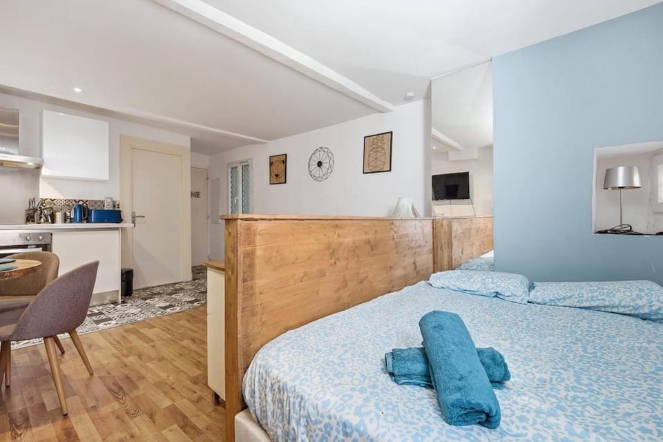 Bed, TV and multimedia, Kitchen or kitchenette, Photo of the whole room, Seating area, Bedroom, towels