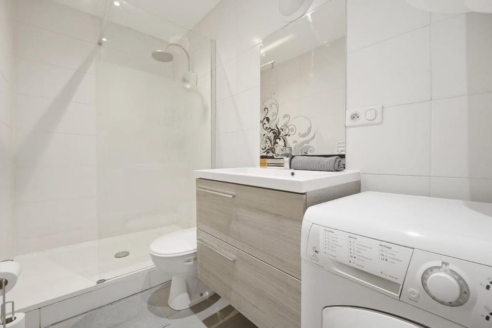 Toilet, Bathroom, Bath, towels, washing machine