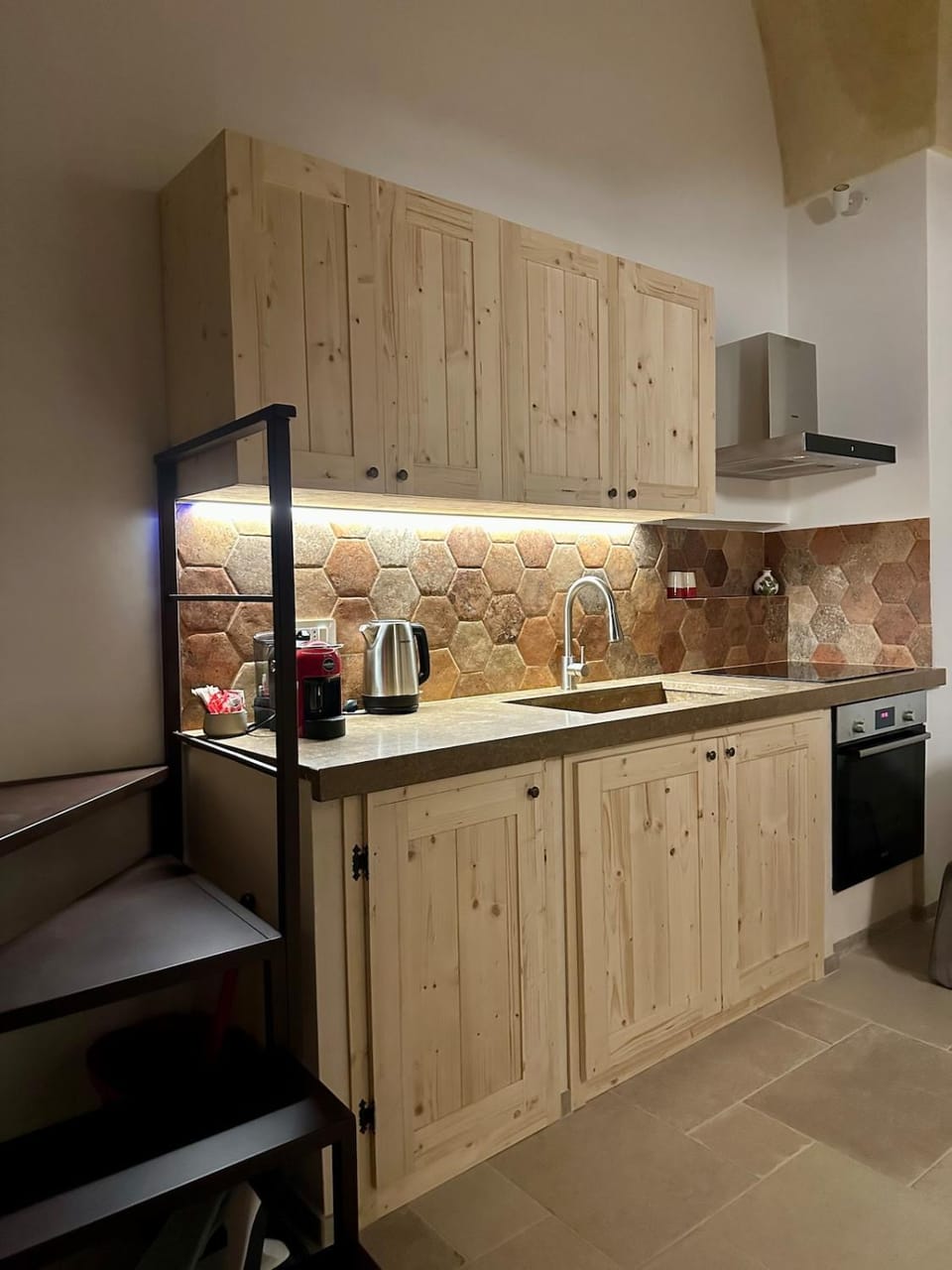 Coffee/tea facilities, Kitchen or kitchenette, dishwasher, stove