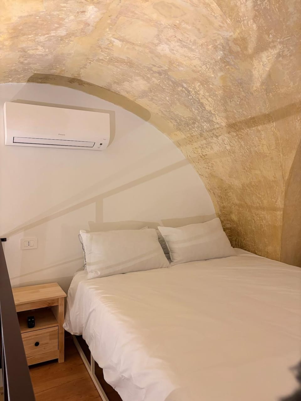 Bed, Photo of the whole room, Bedroom, air conditioner
