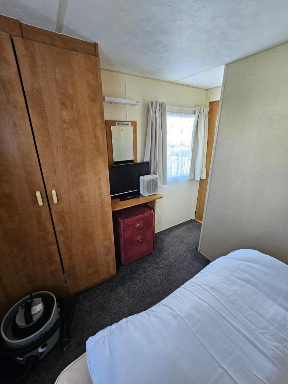 Bed, TV and multimedia, Bedroom